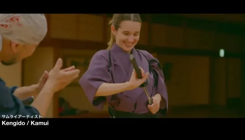参加者が師範から所作を学ぶSAMURAI体験の様子