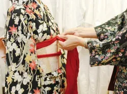 着付けまで一貫サービス — 帯を結ぶ職人の手
