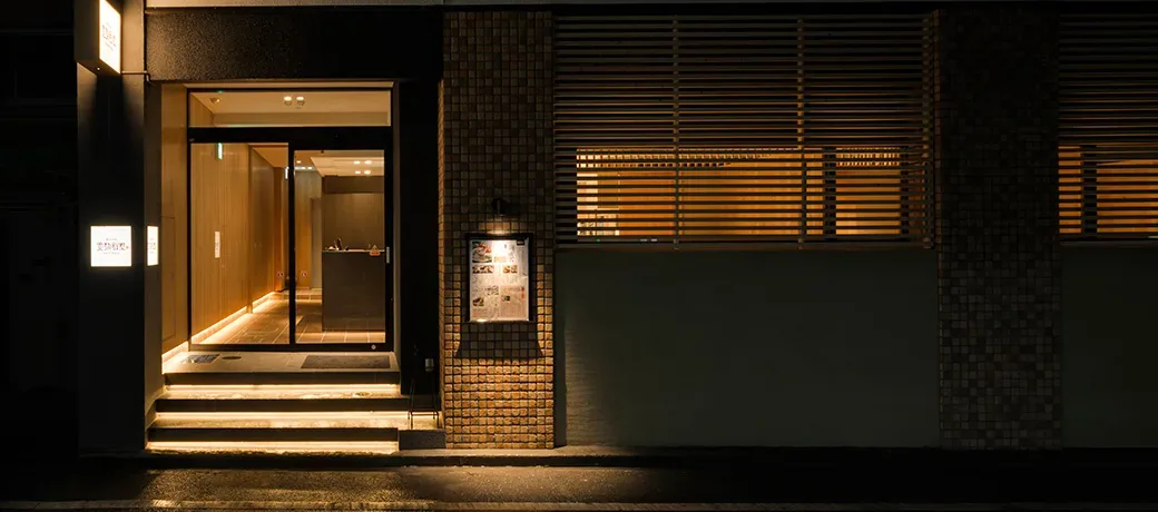 夜のファサード · 静岡・七間町の入口