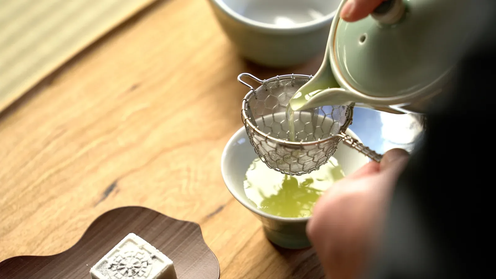坐禅のあとに供される一服の緑茶・静けさの時間